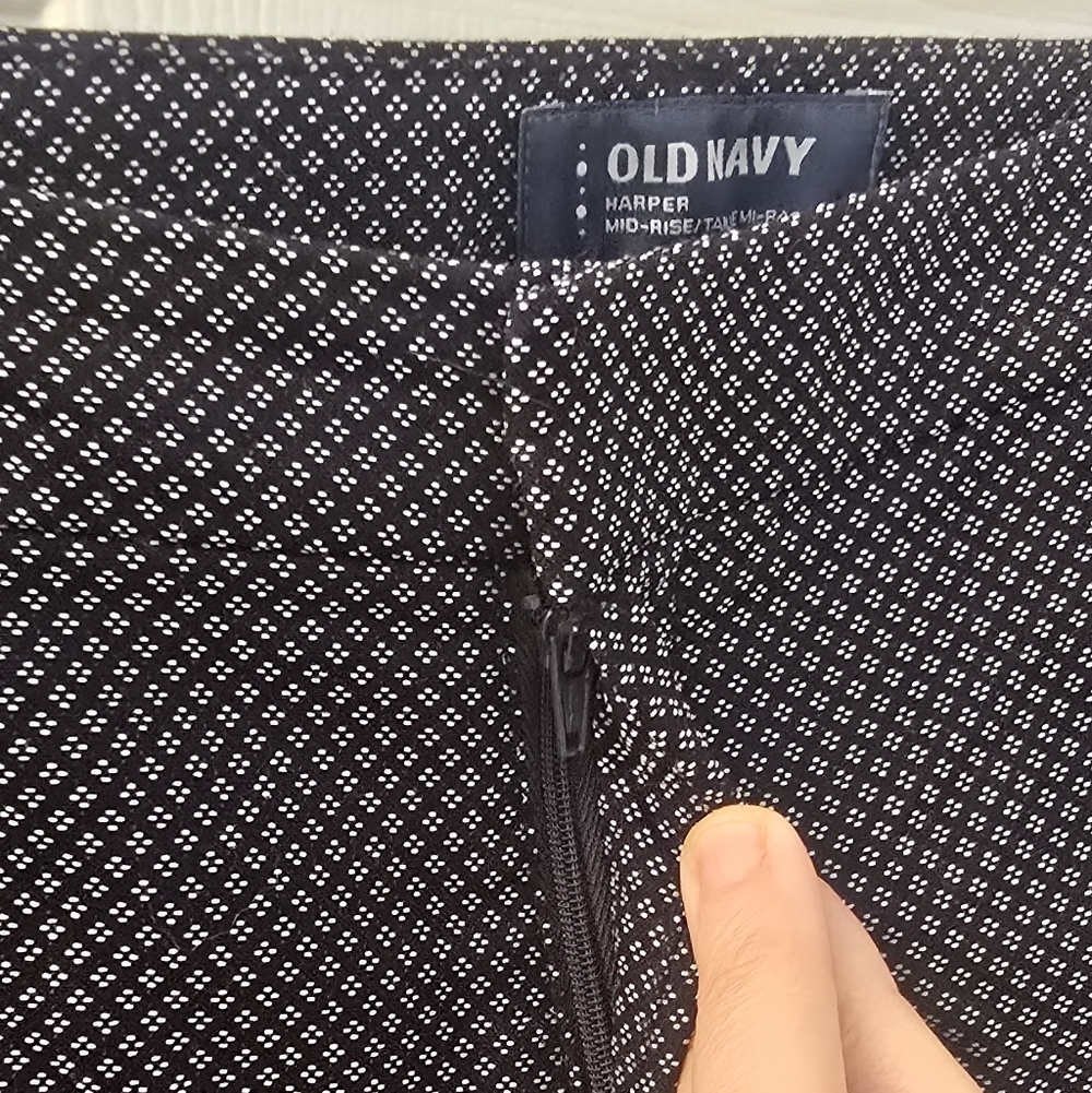 Old Navy Women's Cropped Pants, Small White Print, Front Pockets, Size 14 (310) - Picture 3 of 9